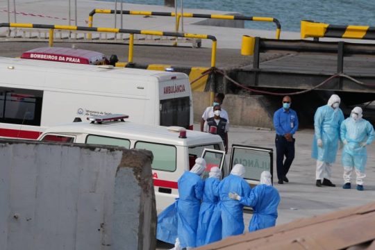 Χανταϊός: Ανησυχία για 23 επιβάτες που αποβιβάστηκαν από το πλοίο - Αεροσυνοδός νοσηλεύεται στο Άμστερνταμ